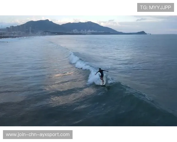 冲浪选手在台风浪中骑出惊世波段，镜头震撼全球