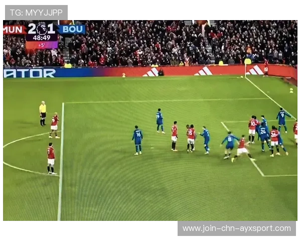 曼联通过边路连线形成压制，卢克肖的回敲极具智慧